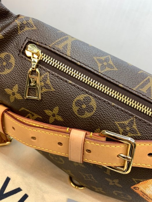 【拉堤名牌精品】LV  胸口包/腰包  M43644  9成新