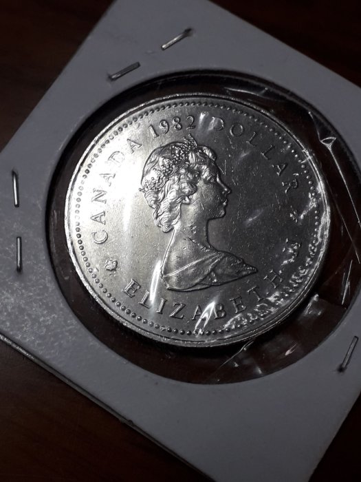 1982加拿大修改憲法紀念幣，紀念加拿大取得免英批准，得獨立修憲之自主權，同款幣出貨，與圖中幣非同一枚，賣家註明:樓上抽屜