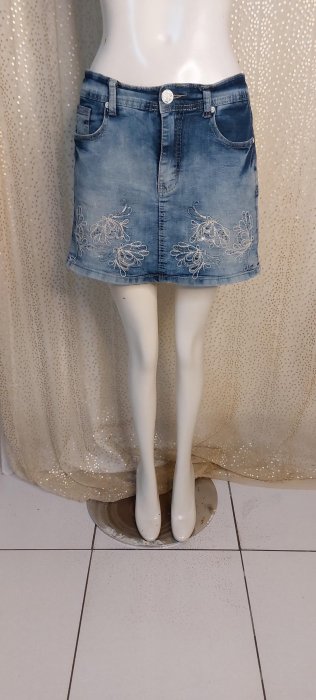 Aa32群來服飾裙擺刺繡花朵淺藍色牛仔褲裙XL