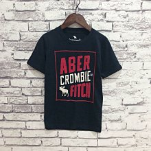 Maple麋鹿小舖 abercrombie&fitch ＊ af 男孩深藍色電繡貼布字母麋鹿短T＊ ( 現貨5/6號 )