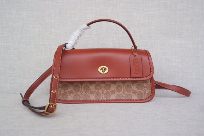 留學生like購 COACH M1980-143 新款女士信封包 經典C字長款單肩斜挎包 手提包 附購證