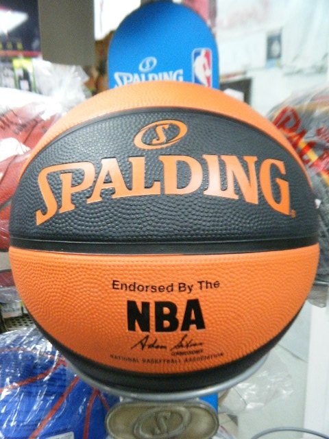 新太陽 SPALDING 斯伯丁 NBA Grip Control SPA83081 橡膠 籃球 7號 黑橘 特600