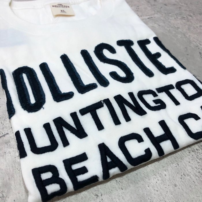 Maple麋鹿小舖 Hollister Co ＊ HCO 米色貼布電繡字母短T ＊( 現貨XL號 )