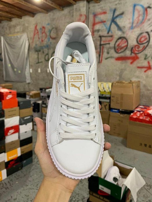 【零點旗艦店】彪馬Puma Basket Platform Scallop 純白皮面 蕾哈娜二代 休閑鞋 鞋面材質配搭透氣孔設計柔軟透氣，適合日常穿著。