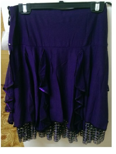 紫色跳舞裙，有內裡，下擺是紗質透明亮片裙，腰下左邊有個蝴蝶結裝飾及一排大小亮珠，非常美。(D84-4)