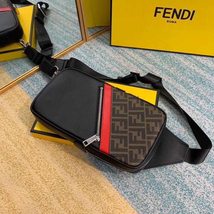 【MOMO全球購】FENDI 芬迪 芬迪新款胸包男真皮拼色小背包單肩韓版時尚印花FF小怪獸包