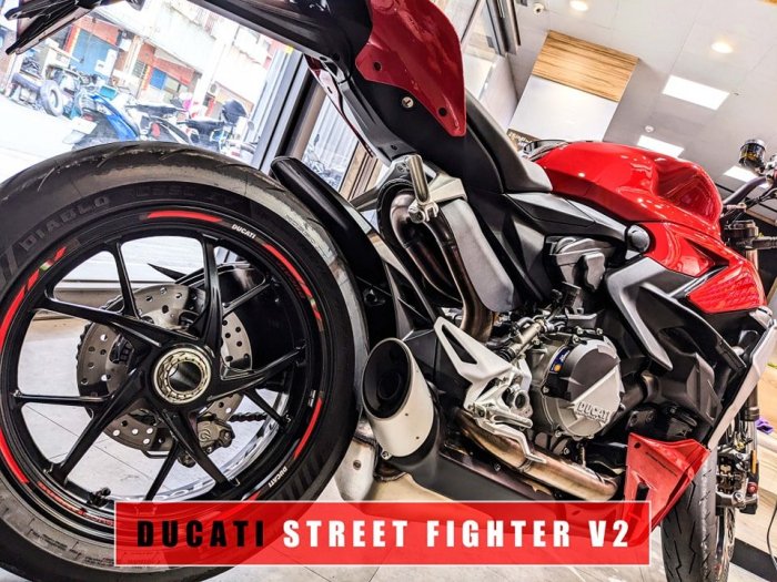 DUCATI STREET FIGHTER V2 進口頂級犀牛皮保護貼 - 儀錶板面板