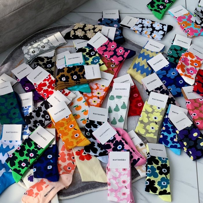 最新芬蘭國寶級的品牌 襪子屆的顏值天花闆Marimekko 立秋襪子必須安排上 人手幾雙不嫌多情侶中筒襪
