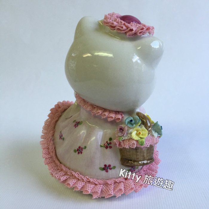 [Kitty 旅遊趣] Hello Kitty 手工陶瓷玩偶 凱蒂貓 限量 蕾絲花邊裙 裙擺飛颺好精緻 收藏