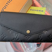 ☆最愛二手精品☆ LOUIS VUITTON LV 全新黑色全皮壓紋信封釦子長夾皮夾 M61182 SARAH 發財包