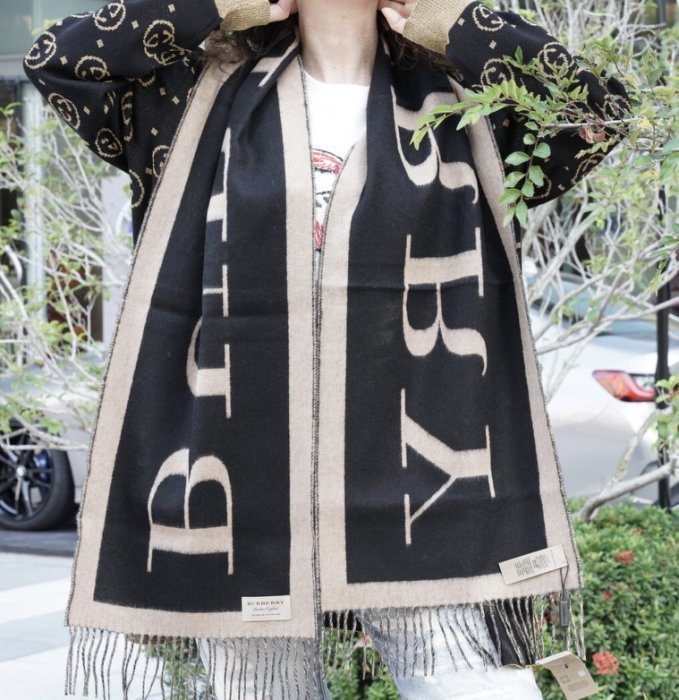 Burberry 4055093 Emblem Cashmere Scarf 開禧米爾 logo 披肩 駝/黑