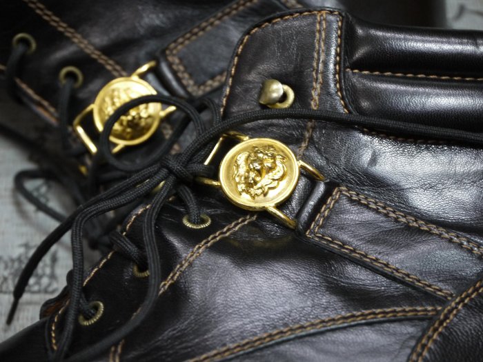 義大利  Versace 高級金屬 LOGO 小牛皮平底踝靴 USA 6.5 EUR 37 JPN 23.5 CM