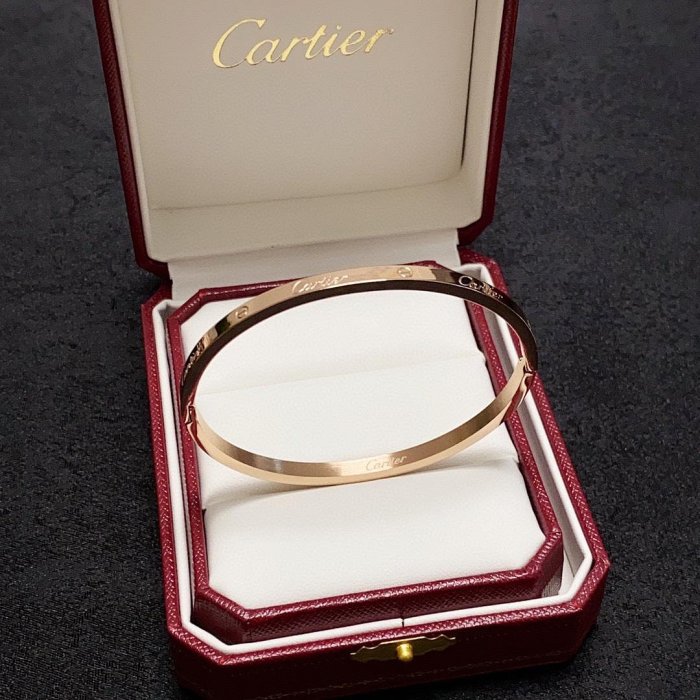 Cartier 卡地亞官網最新布 火爆窄細款手鐲進口精工保色十八K端工藝 logo刻字清晰 度無死角！全新的 NO93333