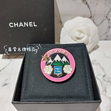 《真愛名牌精品》CHANEL  圓形徽章 粉色 壓克力 胸針 *全新*021789