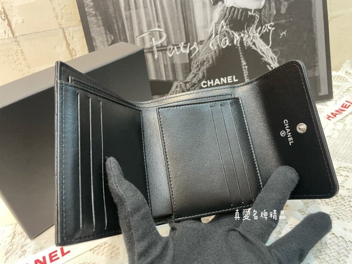 《真愛名牌精品》CHANEL A80734  BOY 黑色羊皮 霧銀扣 三折 短夾*全新品*代購