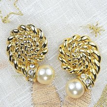 珍珠林~特價商品 只有一組~針式8MM珍珠鑲鑽耳環#299+9