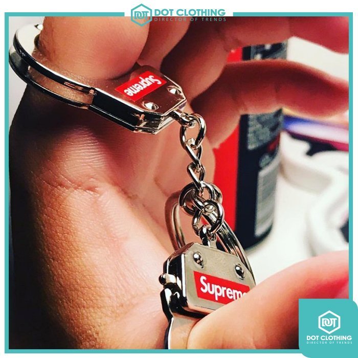 DOT聚點SUPREME HANDCUFFS KEYCHAIN 迷你手銬鑰匙圈BOX LOGO 銀色現貨