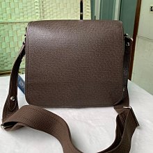 翡翠王.一元起標保證正品 高價品當場面交驗貨 LV LOUIS VUITTON 深咖色大容量商務公事斜挎包.只有一個有假包退.標多少賣多少