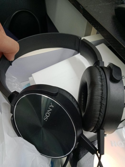 大媽桂二手屋，SONY MDR-XB450耳罩式耳機，近全新，音質很棒，內建麥克風功能，建議使用在手機、MP3或其他三聲道（三音路）的音源或播放器，便宜賣