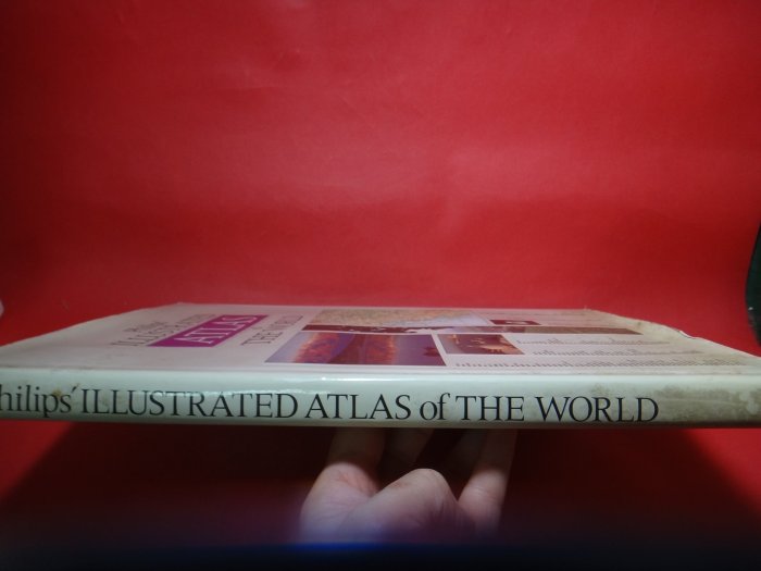 【愛悅二手書坊 A-01】 Philip's Illustrated Atlas of the World