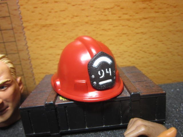 DJ1消防部門 mini模型1/6火場用舊化消防頭盔一頂(無盔帶)