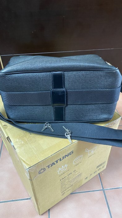 LV M30152  TAIGA 雙夾層 記者包 斜背包 二手精品