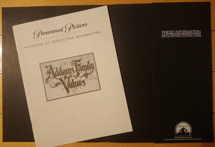 阿達一族2(The Addam Family Values)- 電影英文製作手冊與黑白劇照1組17張 (1993年)