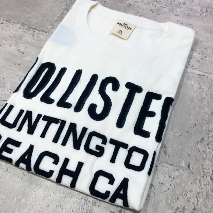 Maple麋鹿小舖 Hollister Co ＊ HCO 米色貼布電繡字母短T ＊( 現貨XL號 )