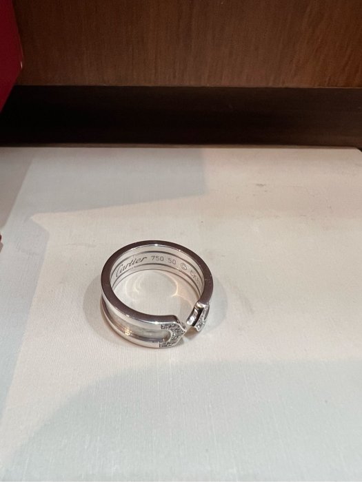 Cartier 卡地亞經典款18K金鑽石戒指，可當婚戒平常配戴飾品，附上原廠紙盒，超值優惠價33800元，9.9成新