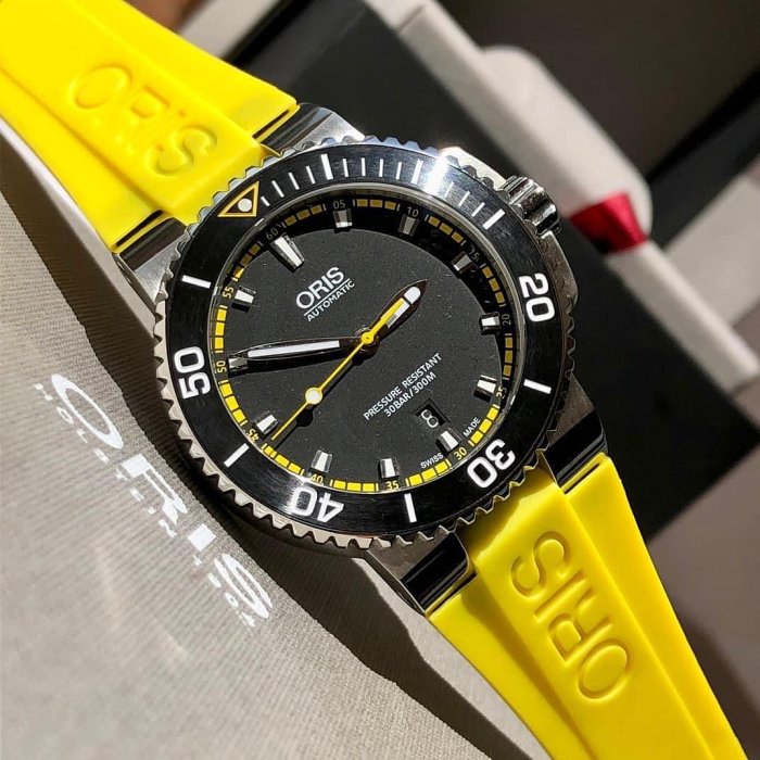 ORIS Aquis Date 黑色面錶盤 黃色橡膠錶帶 男士 自動機械腕錶 0173376534127-0742633EB 防水300M潛水錶