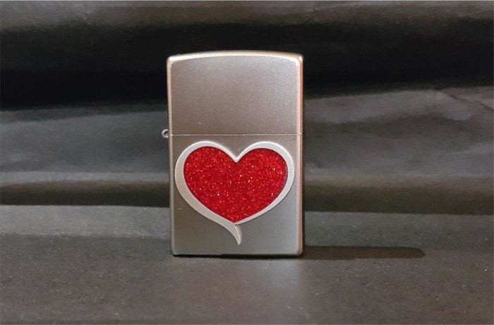 ONE*$1~*美系*ZIPPO*GLITTER HEART《閃爍的心》緞面鍍鉻/金屬貼*編號:29410