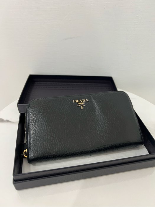 Prada 真品 二手皮夾 女款拉鍊長夾 黑色 經典款，金色logo字，內裡可以放鈔票跟信用卡 好用又實用的款，真皮（牛皮）付盒