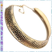 ☆POLLY媽☆歐美進口CHOKER NECKLACE蟒蛇刻紋金色金屬彎弧寬版頸圈