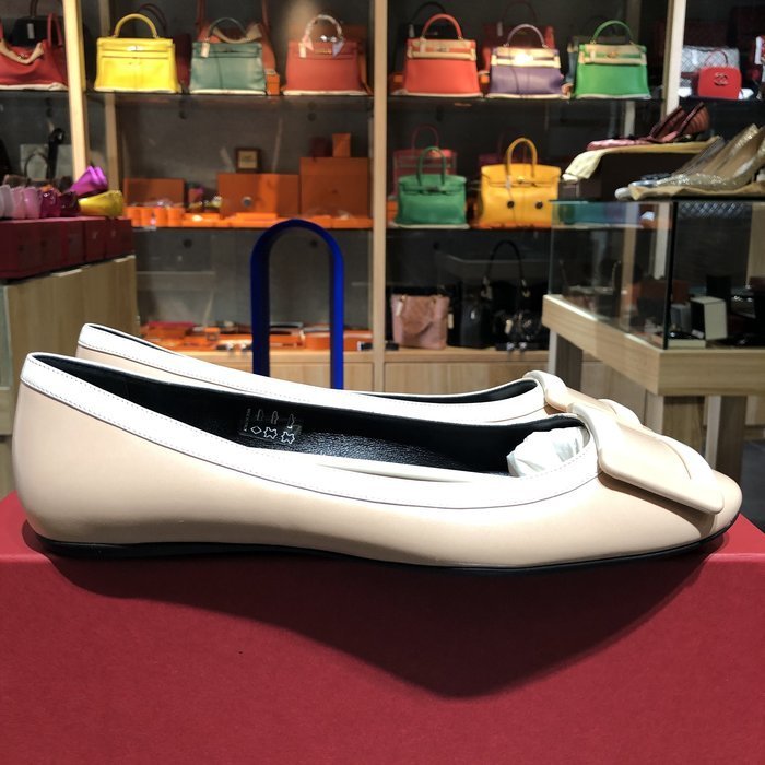 ＊金選名店＊Roger Vivier＊RV＊大出清8800 粉膚色拼米白皮質方釦娃娃鞋 / 平底鞋 39號半