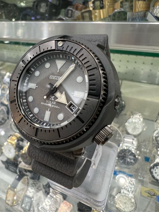 【金台鐘錶】SEIKO 精工錶 鮪魚罐頭 46mm 太陽能 200m 潛水錶 膠帶 (黑x灰) SNE537P1