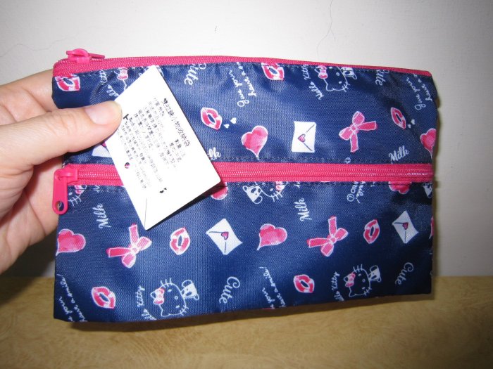 ///可愛娃娃///~日本正版HELLO KITTY凱蒂貓雙拉鍊小物收納包~KT化妝包---約20X12公分