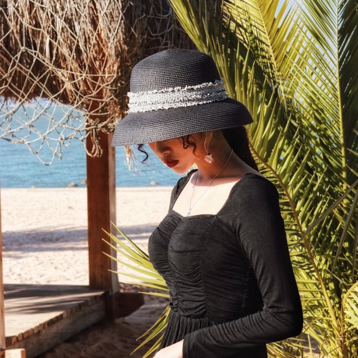 草帽 法式复古出游赫本风小檐夏天女优雅黑色钟型盆帽遮阳度假沙滩帽子~熱銷