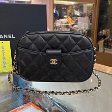 ☆最愛二手精品☆ CHANEL 全新香奈兒黑色荔枝紋牛皮金釦前口袋金鍊迷你斜背包拉鍊相機包 AP3998 XG7717