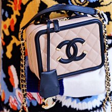 Chanel A93342 CC Filigree Vavnity Case Bag 小型荔枝紋鍊帶包 駝/黑