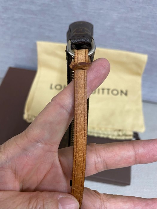 限定買家❤ LV M51980 麻將包85新 正品 真品經典原花花紋字紋 腋下包 小肩包 手拿包 扁包 宴會包 晚宴包 附原廠束口防塵袋紙盒 可加購長背帶斜背