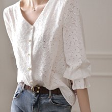 歐單 新款 精緻重工鏤空蕾絲刺繡 吸濕透氣 微寬鬆喇叭袖V領絲光棉襯衫上衣 (T1439)