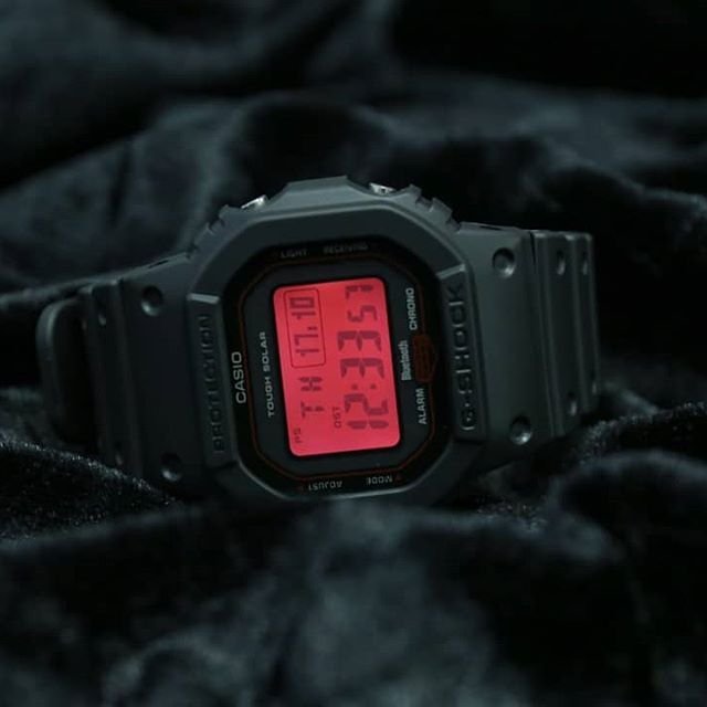 【金台鐘錶】CASIO卡西歐G-SHOCK 藍牙連線功能 世界六局標準電波 太陽能 (黑X紅) GW-B5600AR-1