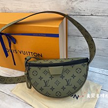 《真愛名牌精品》LV M23838 Moon 卡其綠 白字 PVC 半圓形 斜背包 *全新品*