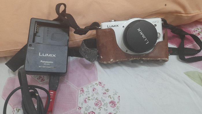 朋友託售nikon d5000單眼相機  充電器不知道放哪裡沒別的配備+三洋攝影機+Panasonic/DMC-GF2照相機沒電池9000元出售永和面交