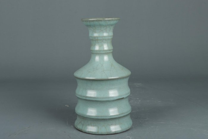 宋-龍泉窯𫠊紋瓶高度26cm，口徑9cm，肚徑14cm。底徑14cm.1730