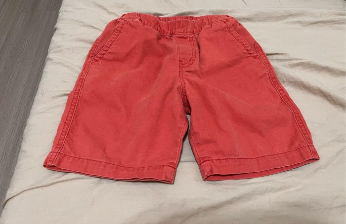 二手Gap童裝-男童短褲（Gap藍色、Uniqlo紅色）110公分（藍色的正面有點點污漬）