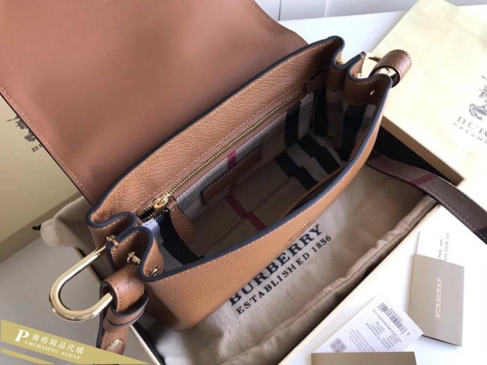 雅格精品代購 Burberry 巴寶莉  改款 the buckle 搭扣包 翻蓋棕色斜背包 美國outlet代購