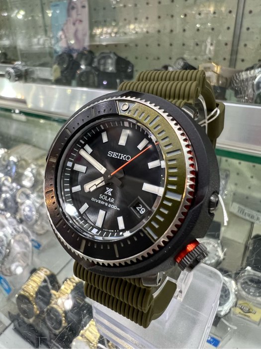 【金台鐘錶】SEIKO 精工錶 鮪魚罐頭 46mm 太陽能 200m 潛水錶 (黑面x綠膠帶) SNE547P1