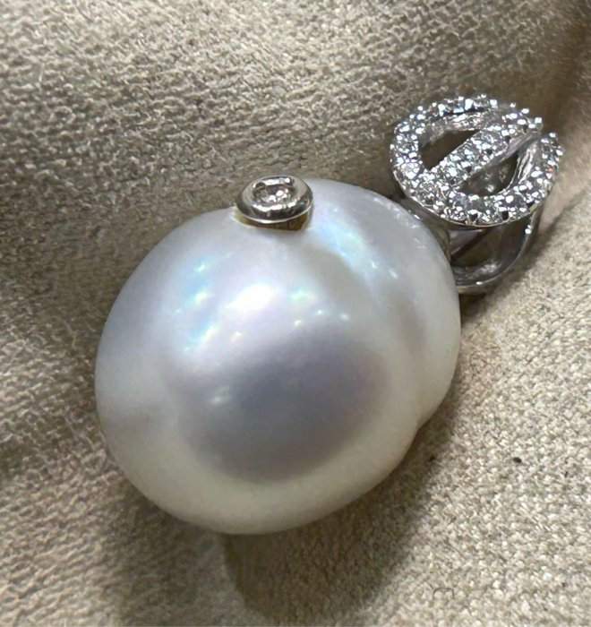 天然《南洋》變型珠：size19.5x14.5x14.5mm;18K金精鑲（20分）鑽石臺…