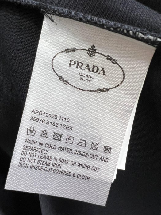 。Prada 普拉達 2024ss最新款 圓領短袖T恤上身效果 面料#300G厚克重雙紗棉  重工印花 定染 NO307087